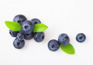 Beyaz arka plan üzerinde yaprak ile taze ham organik yaban mersini. Makro yakın çekim