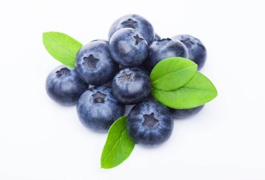 Beyaz arka plan üzerinde yaprak ile taze ham organik yaban mersini. Makro yakın çekim