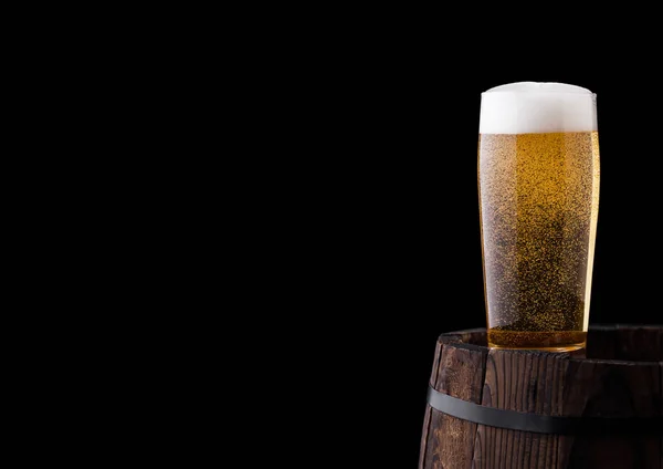 古い木製樽にクラフトビールの冷たいグラス — ストック写真