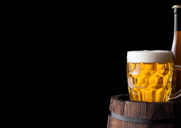 Studená láhev a sklenice piva na starém barelu — Stock fotografie