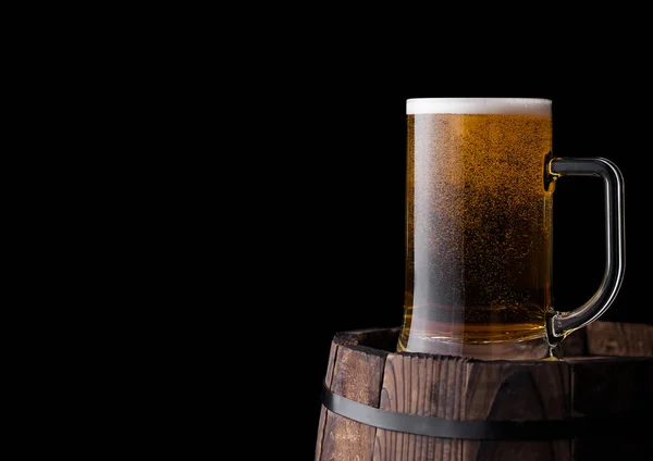 Vidrio frío de cerveza artesanal en barril de madera viejo —  Fotos de Stock