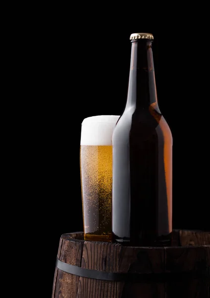 Cold bottle and glass of craft beer on old barrel — Stock Photo, Image