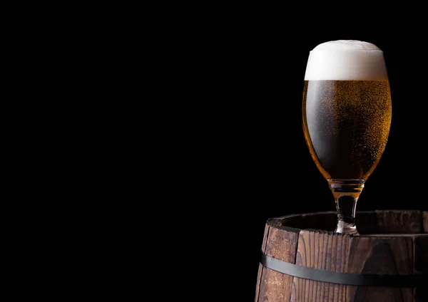 Vidrio frío de cerveza artesanal en barril de madera viejo — Foto de Stock