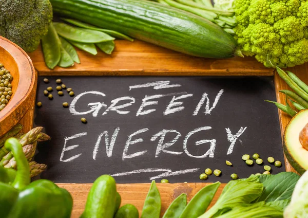 Vegyes zöld tónusú nyers bio zöldség mellett kréta menütábla. Avokádó, káposzta, karfiol és uborka, vágott és Mung bab, bors és brokkoli a sparagus tippeket. Zöld energia Stock Fotó