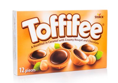 Londra, İngiltere - 15 Nisan 2019: Toffifee şeker kutusu. Beyaz backgound üzerinde Kremnougat ve çikolata ile Karamel bir fındık.