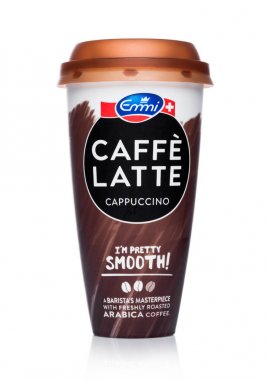 Londra, İngiltere - 15 Nisan 2019: Beyaz arka planda Emmi Caffe Latte buzlu soğuk kapuçino kahve kağıt fincan.