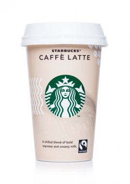 Londra, İngiltere - 15 Nisan 2019: Starbucks soğuk kahve kağıt fincan. Beyaz arka plan üzerine Caffe Latte.