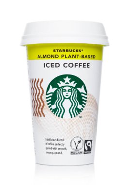 Londra, İngiltere - 15 Nisan 2019: Beyaz arka plan üzerine Badem bitki tabanlı buzlu kahve ile Starbucks soğuk kahve Kağıt fincan.