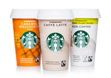 Londra, İngiltere - 15 Nisan 2019: Starbucks'ın kağıt bardakları beyaz arka planda farklı lezzete sahip buzlu kahve.