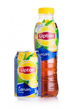 Londra, İngiltere - 10 Ağustos 2018: Alüminyum kan ve beyaz arka planda limon aromalı Lipton Ice Tea plastik şişe.