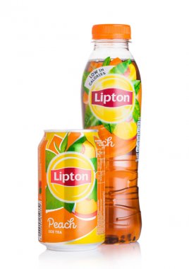 Londra, İngiltere - 10 Ağustos 2018: Alüminyum olabilir ve beyaz arka planda şeftali aromalı Lipton Ice Tea plastik şişe.