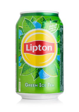 Londra, İngiltere - 10 Ağustos 2018: Beyaz arka plan üzerine Lipton Yeşil Ice Tea alüminyum can.