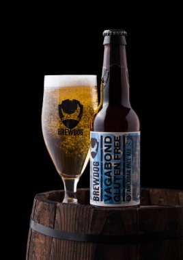 Londra, İngiltere - 06 Haziran 2018: Eski ahşap varil üzerinde Brewdog bira, Vagabond Gluten ücretsiz amerikan soluk bira şişe ve cam.