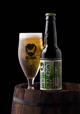 Londra, İngiltere - 06 Haziran 2018: Eski ahşap varil üzerinde Brewdog bira şişe ve Dead Pony Club soluk bira bira cam.