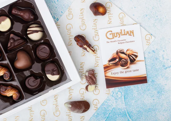 LONDON, Storbritannien APRIL 15, 2019: Æske Guylian Verdens favorit belgiske chokolader på blå baggrund . - Stock-foto
