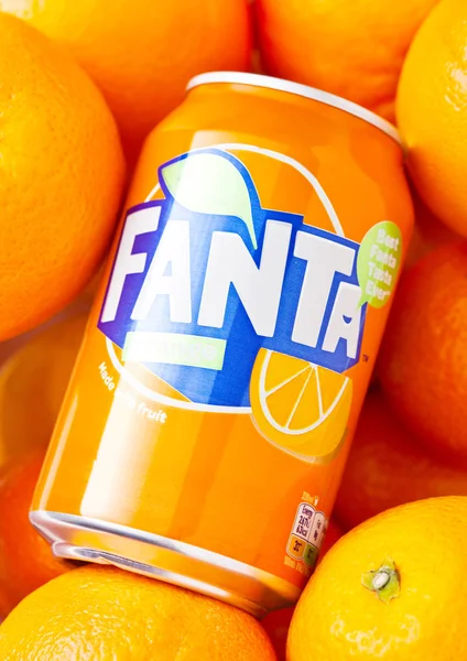 LONDRES, Reino Unido - 31 DE MARÇO DE 2018: Latão de alumínio de refrigerante laranja Fanta em laranjas — Fotografia de Stock