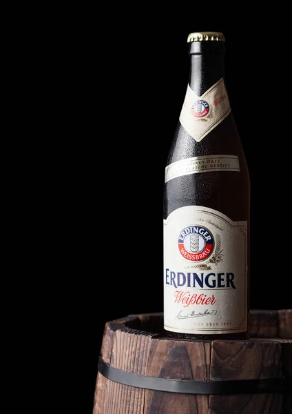 LONDRES, ROYAUME-UNI - 28 JUILLET 2018 : Bouteille de bière de blé Erdinger sur un fût de bois Erdinger est le produit de la plus grande brasserie de bière de blé au monde . — Photo