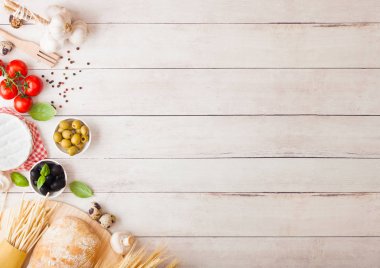 Ahşap arka plan üzerinde domates sosu ve peynir şişesi ile bıldırcın yumurtası ile ev yapımı spagetti makarna. Klasik İtalyan köy yemekleri. Sarımsak, champignons, siyah ve yeşil zeytin, ekmek ve buğday