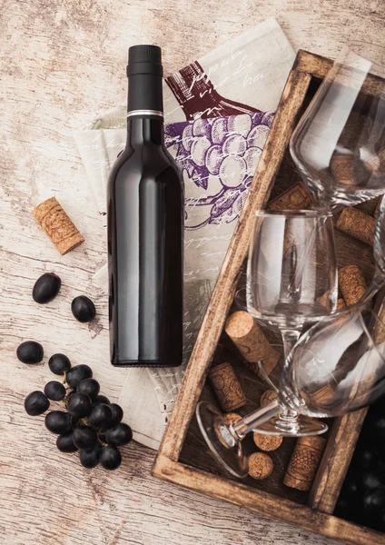 赤ワインのボトルとコルクと暗いブドウと空のガラス — ストック写真