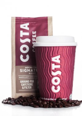 Londra, İngiltere - 26 Nisan 2019: Beyaz arka plan üzerine Mocha Italia imza karışımı paketi ile Costa Coffee Paper Cup.