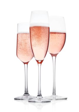 Zarif gül pembe şampanya bardakları kabarcıkları ile 