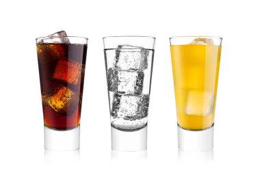 Gözlük cola ve portakallı soda içecek ve limonata