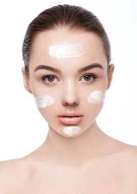 Yüz kremi doğal makyaj güzellik kızla