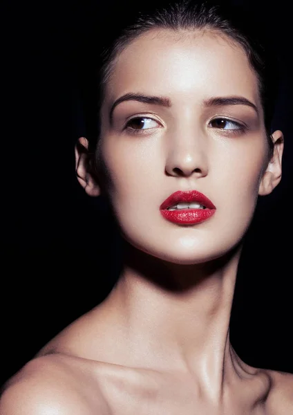 Uroda makijaż moda model z czerwonymi ustami profilu — Zdjęcie stockowe