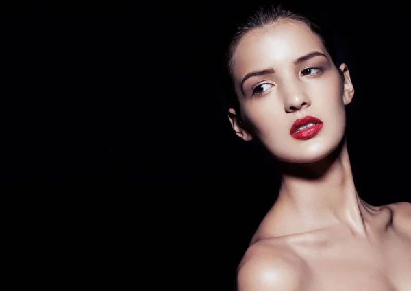 Uroda makijaż moda model z czerwonymi ustami profilu — Zdjęcie stockowe