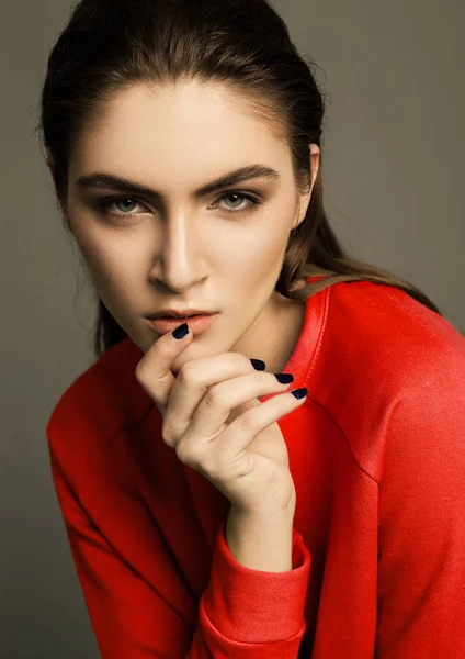 Bella modella con maglione rosso scuro — Foto Stock