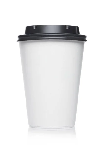 흰색 배경에 회색 플라스틱 뚜껑이있는 일회용 컵에 커피 — 스톡 사진