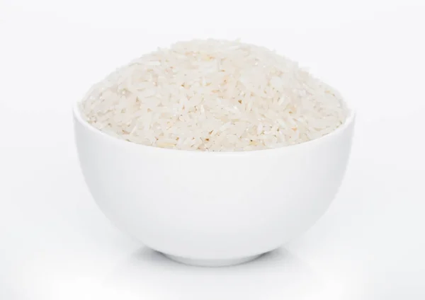 Tigela branca de arroz Basmati orgânico cru sobre fundo branco. Alimentos saudáveis . — Fotografia de Stock