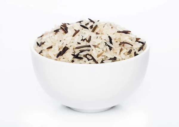 Ciotola bianca di basmati crudi biologici a grani lunghi e riso selvatico su fondo bianco. Cibo sano . — Foto Stock