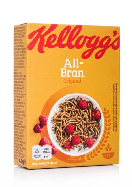 Londra, İngiltere - 29 Mayıs 2019: Kellogg'un All Bran gevreği paketi, beyaz arka planda sağlıklı gıda tahılının yeni baskısı.