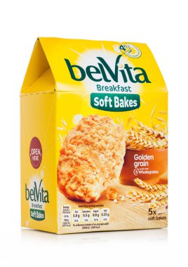 Londra, İngiltere - 29 Mayıs 2019: Belvita Breakfast yumuşak paketi beyaz arka plan üzerinde altın tahıl kurabiye pişirir.