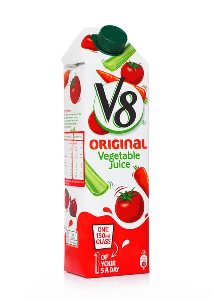 LONDRA, Regno Unito - 29 MAGGIO 2019: confezione di succo vegetale originale V8 su sfondo bianco . — Foto Stock