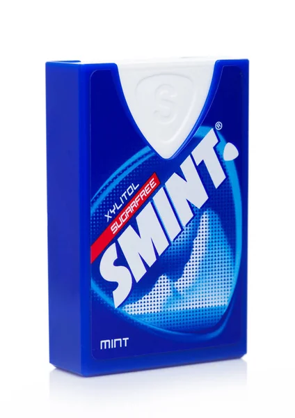 Londen, VK-29 mei 2019: plastic container og Smint xylitol Sugar Free snoepjes op witte achtergrond. — Stockfoto