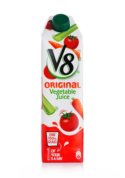 LONDRES, Reino Unido - 29 de mayo de 2019: Paquete de jugo vegetal original V8 sobre fondo blanco . —  Fotos de Stock