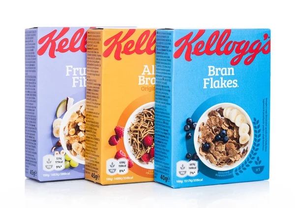 LONDRES, ROYAUME-UNI - 29 MAI 2019 : Diverses boîtes de flocons de Kellogg, nouvelle édition de céréales alimentaires saines sur fond blanc . — Photo