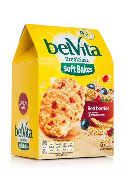 LONDRES, Reino Unido - 29 de mayo de 2019: Paquete de Belvita Desayuno galletas suaves con bayas rojas sobre fondo blanco . —  Fotos de Stock