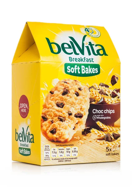 LONDRES, Reino Unido - 29 DE MAYO DE 2019: Paquete de Belvita El desayuno hornea galletas suaves con chips de choco sobre fondo blanco . —  Fotos de Stock