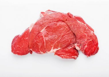 Beyaz arka planda pişmiş biftek fileto Taze ham organik dilim.