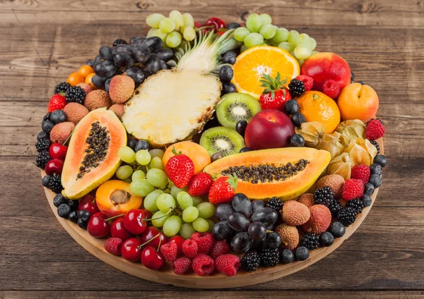 Frescas bayas de verano orgánicas crudas y frutas exóticas en manteca redonda — Foto de Stock