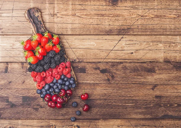 Свежие органические летние ягоды смешиваются на винтажном деревянном кабане — стоковое фото