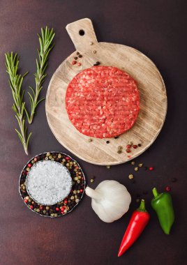 Ahşap arka plan üzerinde zemin tozu ve şeker kamışı küpleri ile taze çiğ organik kahve çekirdekleri.