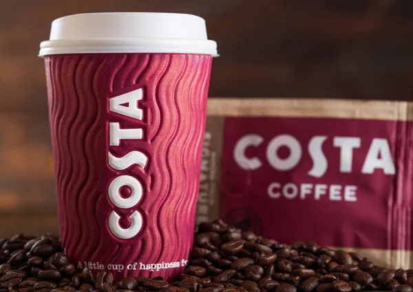 London, UK-juni 05, 2019: Costa Coffee Paper Cup med förpackning med original Costa kaffe med bönor på trä bakgrund. — Stockfoto