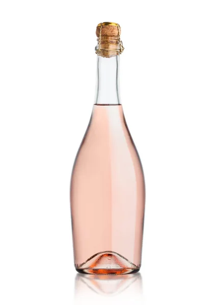 Стеклянная бутылка домашнего розового шампанского с пробки на белом фоне . — стоковое фото