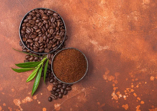 Świeże Surowe organiczne ziarna kawy z mielonej proszku i kostki cukru trzcinowego z liści kawy TREA na brązowym tle. — Zdjęcie stockowe
