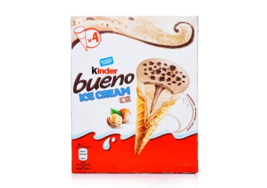 Londra, İngiltere - 05 Haziran 2019: Beyaz arka plan üzerine Kinder Bueno çikolatalı dondurma konileri kutusu. Kinder barlar Ferrero tarafından 1946 yılında kurulan üretilmektedir.