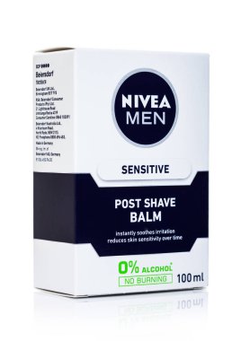 Londra, İngiltere - 05 Haziran 2019: Beyaz arka plan üzerinde Nivea Sensitive sonrası tıraş merhem kutusu.